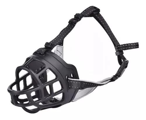 Bozal Cesta Acolchada de Cabañas del Monte para perros, diseñado para proporcionar máxima seguridad y comodidad. Este bozal está fabricado con materiales duraderos y acolchado suave, garantizando que tu perro se sienta cómodo mientras lo lleva puesto.