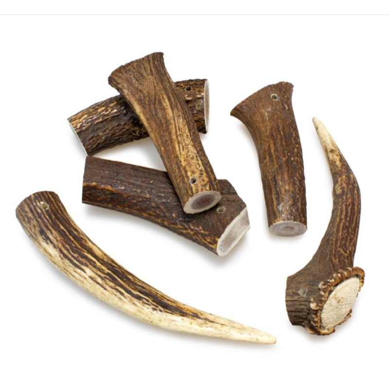 Proporciona a tu perro el mejor masticable natural con nuestra asta de ciervo. Este producto premium es una excelente fuente de entretenimiento y nutrición para tu mascota. Rico en minerales esenciales y completamente libre de aditivos artificiales, el asta de ciervo es ideal para mantener la salud dental de tu perro y satisfacer su instinto natural de masticar.