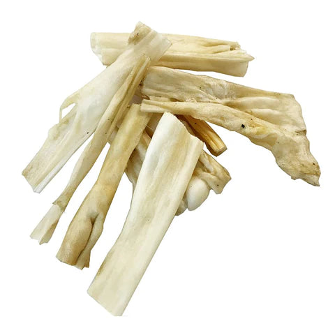 Piel de Conejo de Cabañas del Monte para perros, un snack natural y delicioso que tu mascota disfrutará. Hecha de piel de conejo 100% natural, esta golosina es rica en proteínas y completamente libre de aditivos y conservantes