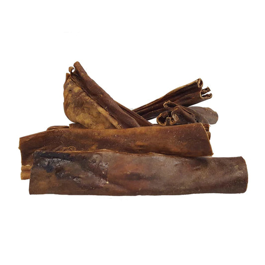 Piel de Ciervo de Cabañas del Monte para perros, un snack natural y delicioso que tu mascota disfrutará. Hecha de piel de ciervo 100% natural, este snack es rico en proteínas y completamente libre de aditivos y conservantes