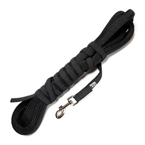 Correa Engomada Larga Julius K9 de Cabañas del Monte para perros, una opción robusta y confiable diseñada para proporcionar un control seguro y cómodo durante los paseos y sesiones de entrenamiento. Esta correa de alta calidad está fabricada con materiales engomados que ofrecen un agarre firme, incluso en condiciones húmedas, y su longitud adicional permite mayor libertad de movimiento para tu mascota.
