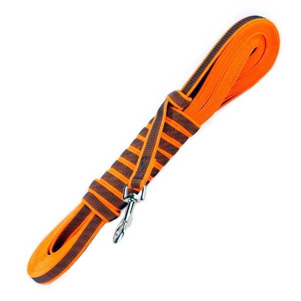 Correa Engomada Larga Julius K9 de Cabañas del Monte para perros, una opción robusta y confiable diseñada para proporcionar un control seguro y cómodo durante los paseos y sesiones de entrenamiento. Esta correa de alta calidad está fabricada con materiales engomados que ofrecen un agarre firme, incluso en condiciones húmedas, y su longitud adicional permite mayor libertad de movimiento para tu mascota.