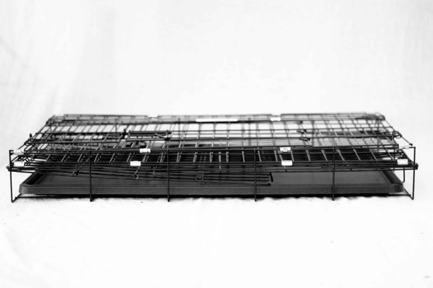 Jaula para Perro de Cabañas del Monte, una solución segura y cómoda para el transporte y alojamiento de tu mascota. Fabricada con materiales duraderos y de alta calidad, esta jaula proporciona un espacio acogedor para tu perro, ya sea en casa, durante viajes o en visitas al veterinario