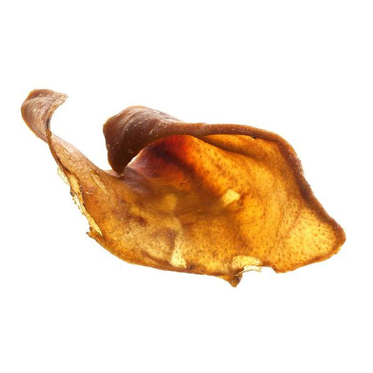 Orejas de Cerdo de Cabañas del Monte para perros, un snack natural y delicioso que tu mascota adorará. Hechas de orejas de cerdo 100% naturales, estas golosinas son ricas en proteínas y completamente libres de aditivos y conservantes