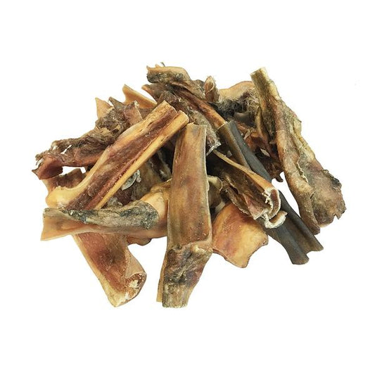 Piel de Vacuno de Cabañas del Monte para perros, un snack natural y nutritivo que tu mascota disfrutará. Hecha de piel de vacuno 100% natural, esta golosina es rica en proteínas y completamente libre de aditivos y conservantes