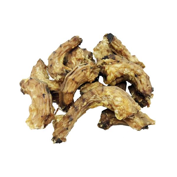 Cuellitos de Pato y Pollo de Cabañas del Monte para perros, un snack natural y sabroso que tu mascota disfrutará. Hechos de cuellos de pato y pollo 100% naturales, estos masticables son ricos en proteínas y completamente libres de aditivos y conservantes